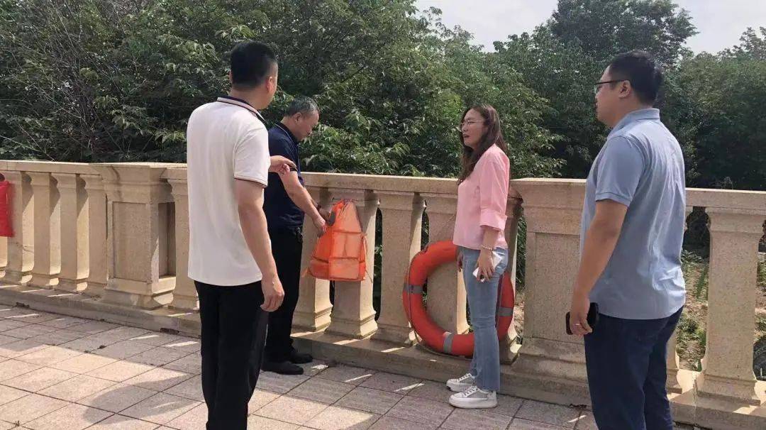 并按要求配备公示牌,警示牌,宣传横幅和救生设备"四件套"(救生衣,救生