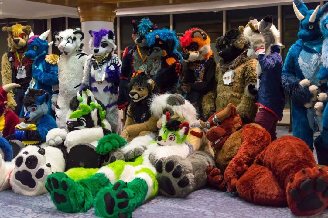 继汉服,jk制服,lolita裙之后,年轻人穿上了"兽装"