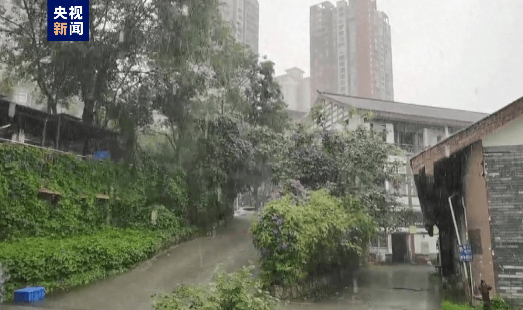 重庆29个雨量站达暴雨 38条中小河流出现1～4米涨水过程