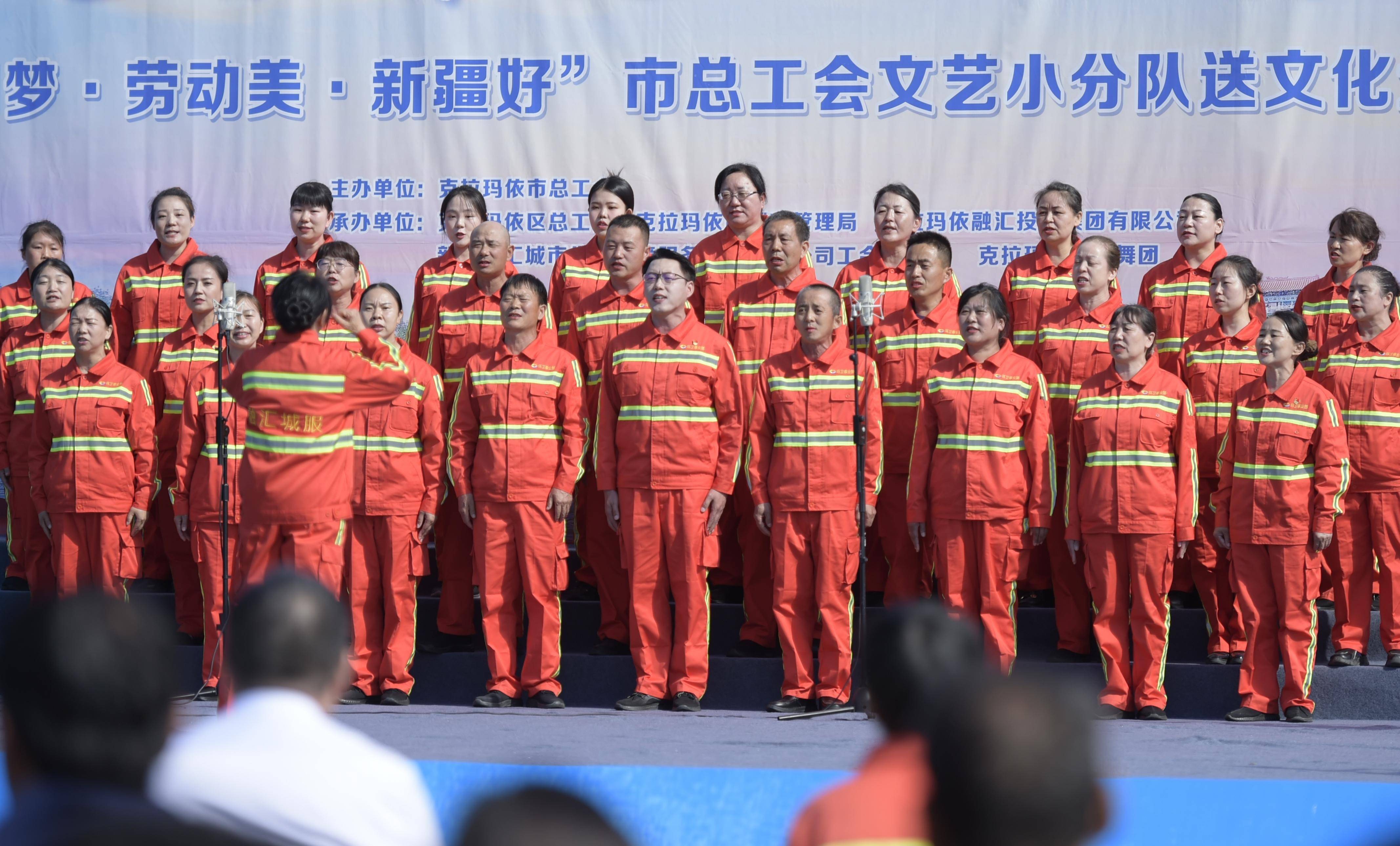 激烈的趣味运动传出齐声呐喊,爱心义诊台前人头攒动……"平凡亦有光