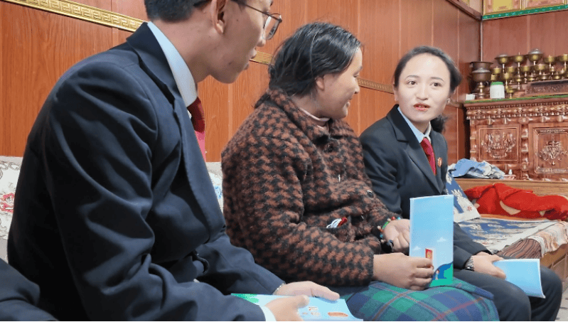 巴青县雅安法庭将法治宣传,法律服务和"乡村振兴 那曲奋进"等活动有机