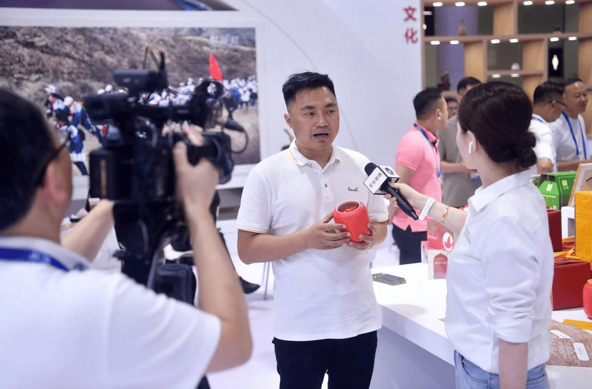 河北西夏牧歌餐饮管理有限公司负责人马富龙(中)向深圳当地媒体推介