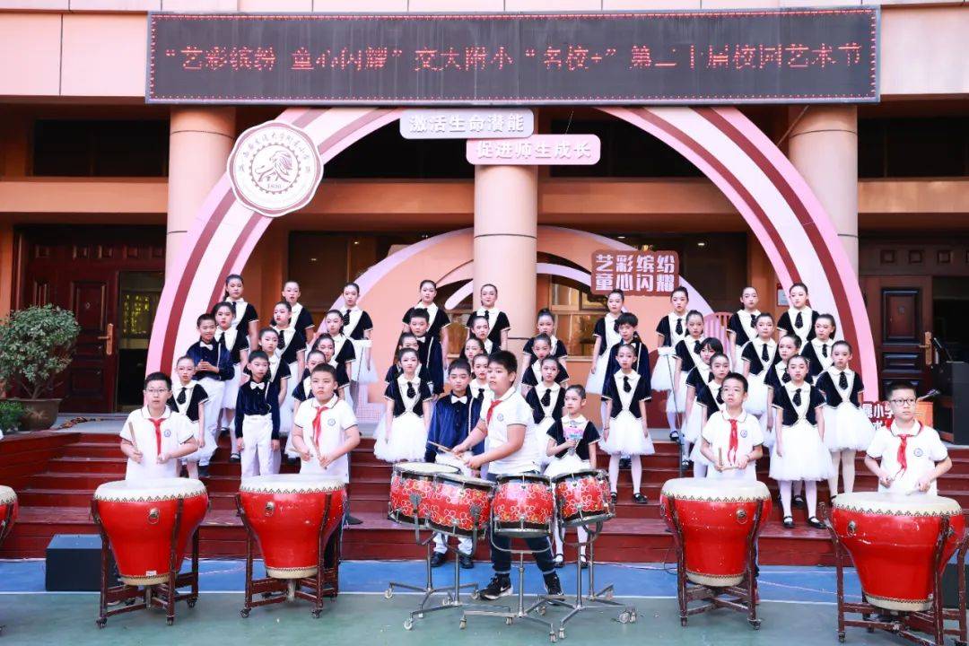 紧接着,蜻蜓合唱团的孩子们带来了精彩的合唱表演,他们以天籁之音演唱