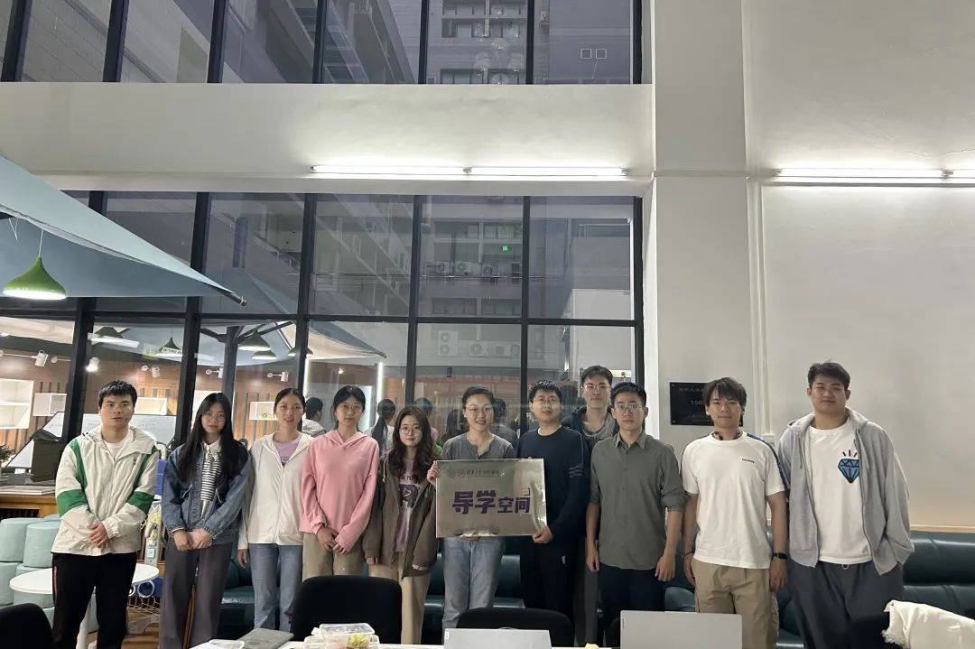 全体参会同学合影留念文字| 隆语佳编辑| 李嘉雯审核| 王嘉铭 牛