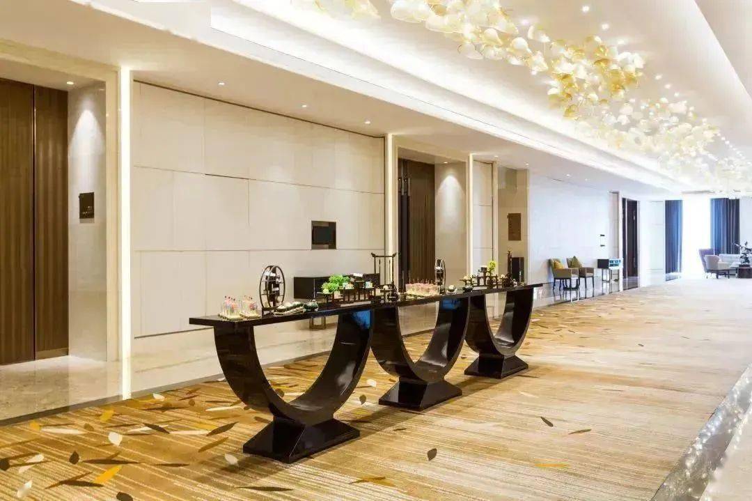 69酒店延续了铂尔曼特色的法式浪漫风情,挑高大堂的水晶吊灯给予人