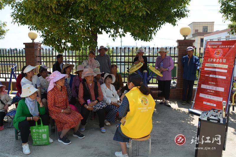 活动中,由社工带领大家制作艾草锤和插花,社工首先向大家介绍了艾草锤