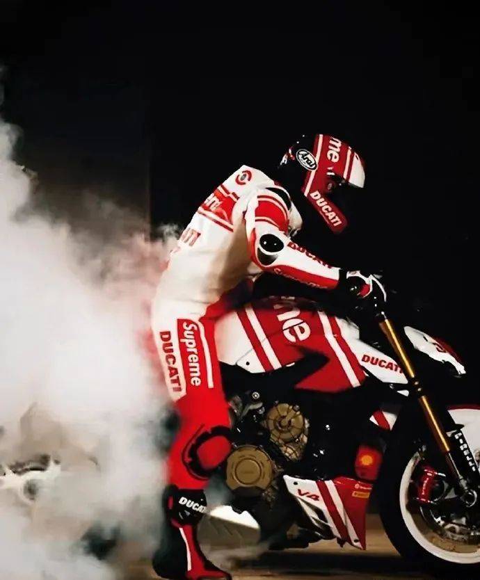 奥迪逆行撞飞摩托逃逸,又回现场抢走撞掉车牌 | 车坛头条