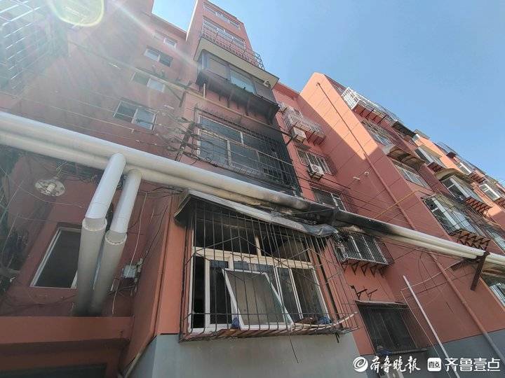 济南一小区内突然起火，33岁男子冲下楼挺身救火-济南一小区突发大火