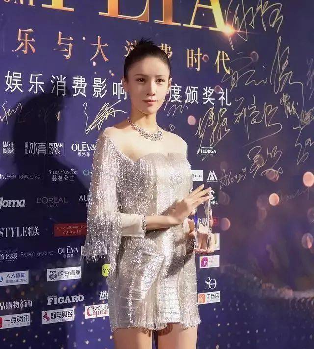 张蓝心穿流苏裙挑战迪丽热巴,网友:光看腿就知道谁赢啦!