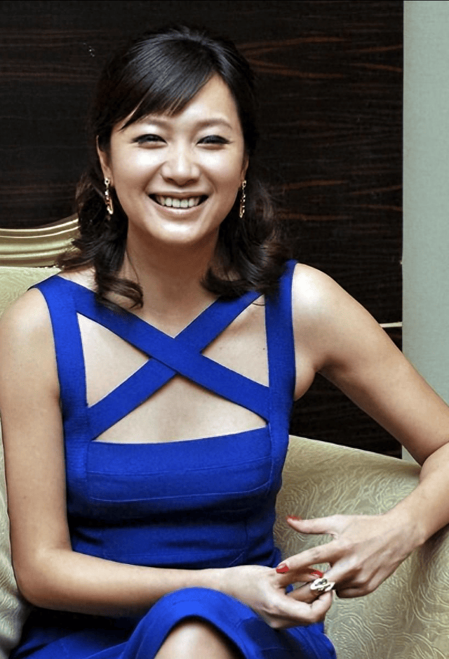 徐静蕾从一个青涩的少女成长为备受瞩目的明星,再转型成为才华横溢的