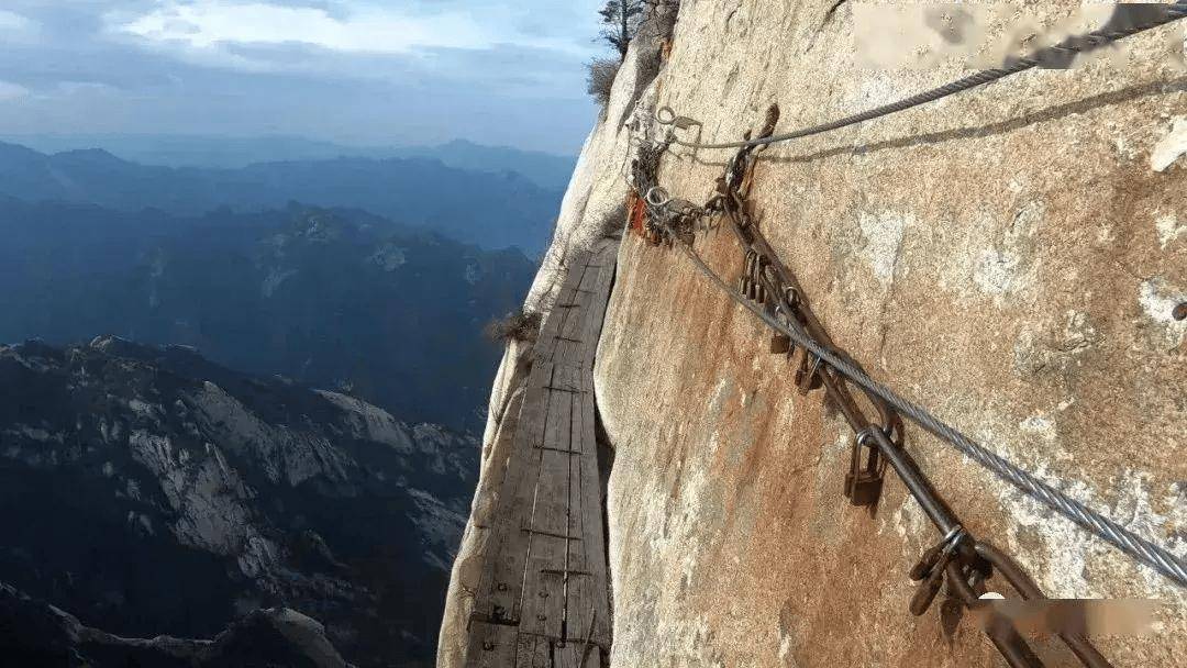 如果你不是登山爱好者,那么我不建议你徒步爬华山