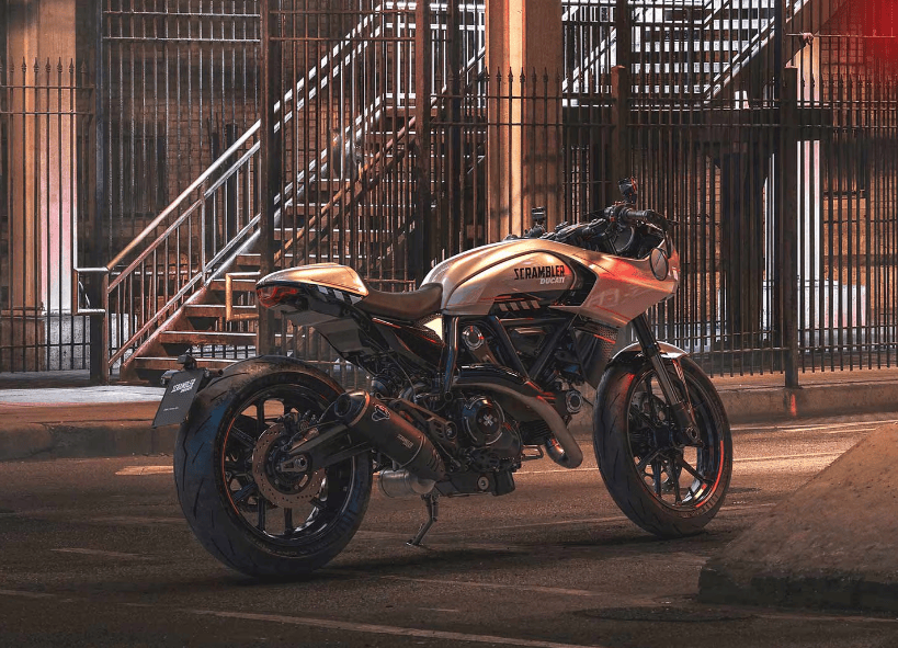 奥迪逆行撞飞摩托逃逸,又回现场抢走撞掉车牌 | 车坛头条