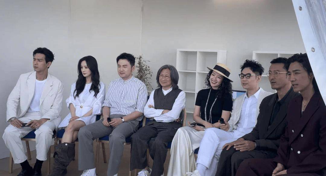 朝导演翻白眼,缠胶带走红毯,章子怡没事吧?