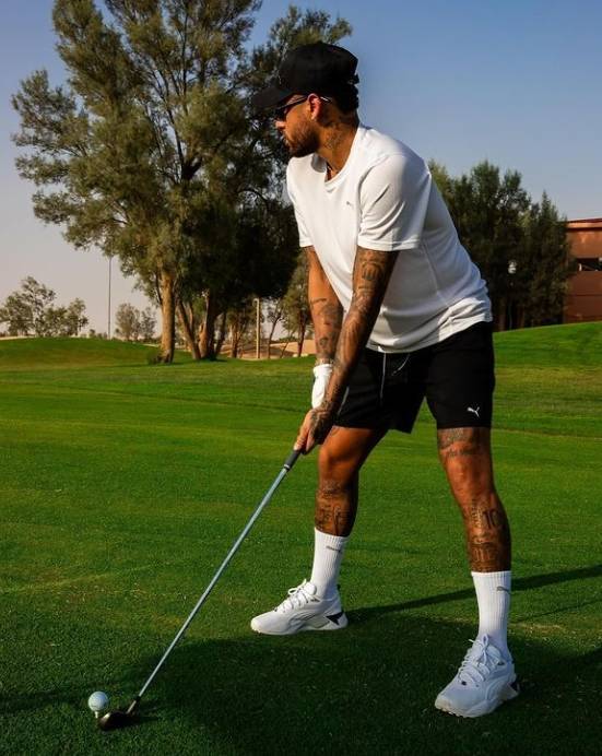 内马尔现身高尔夫球场打球!养伤&缺席美洲杯