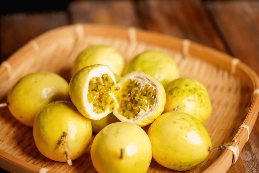 黄金百香果,一口体验多种果香.