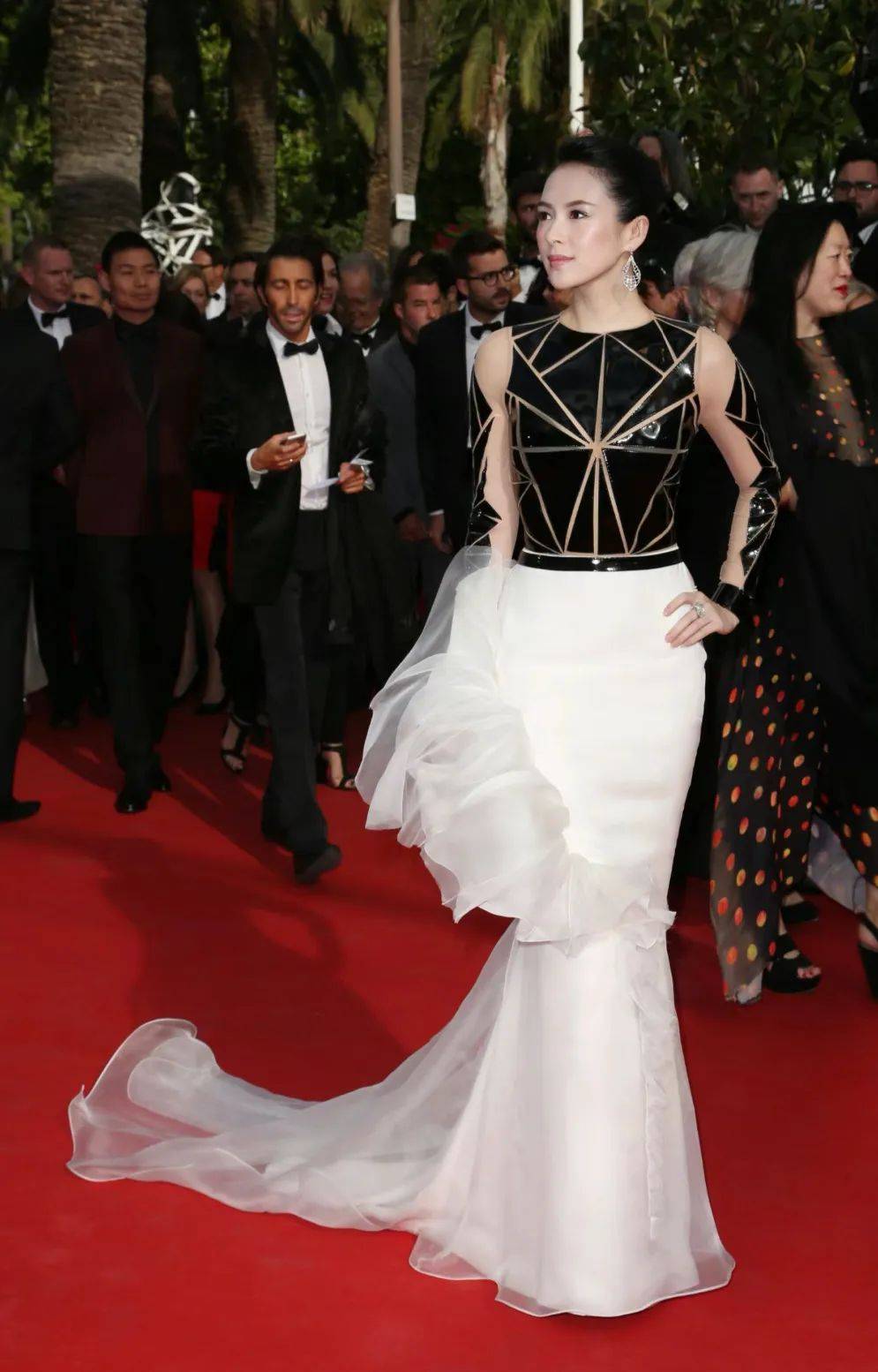 重回戛纳,在红毯跳舞,章子怡终于回来搞事业了!