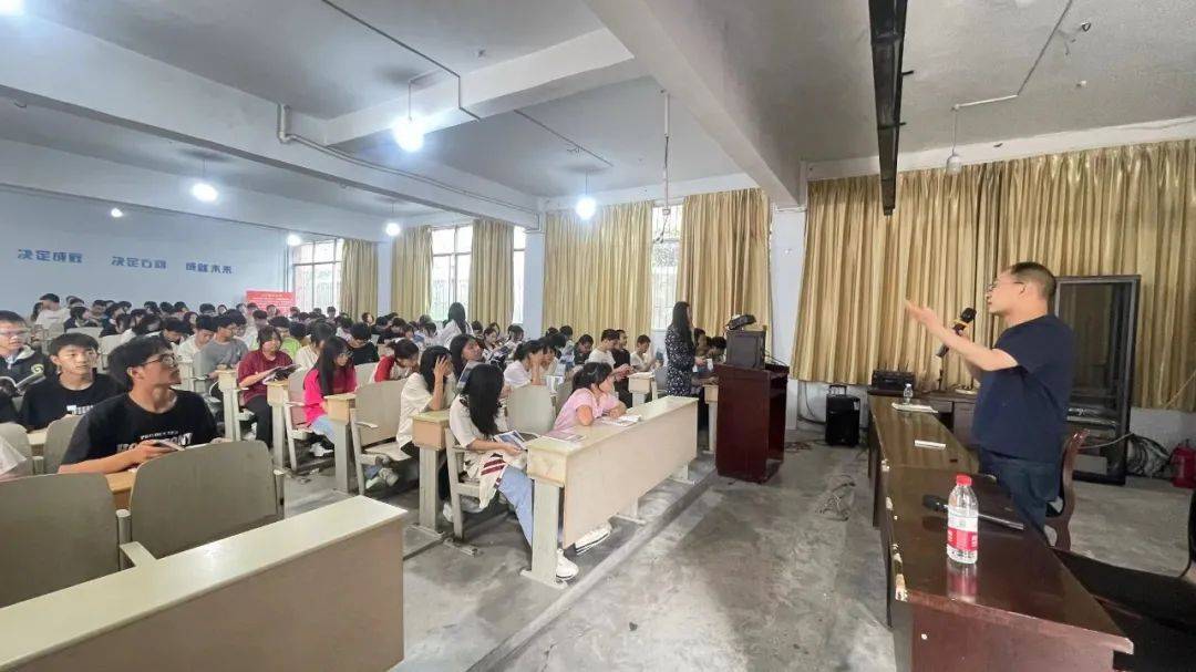 活动周期间,县委教育工委委员,县教体局党组成员,总督学冯清清作了