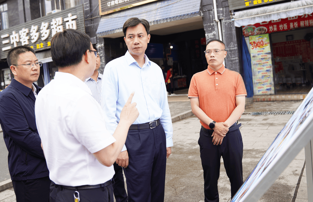 万源市委书记蒋波,达州市城管执法局局长郑明春参加.