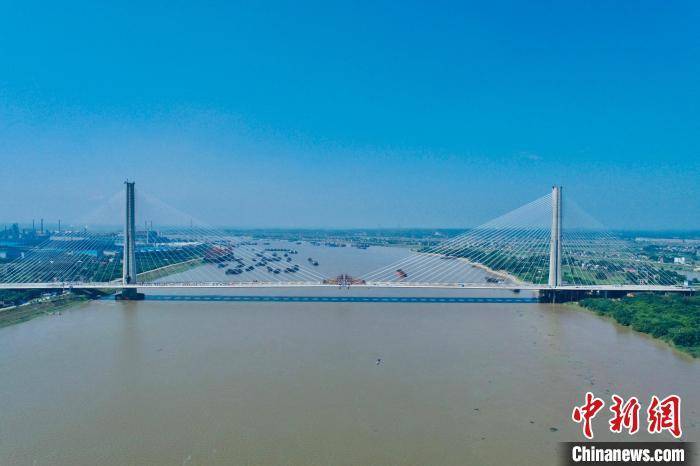 湘江最大跨度桥梁湖南湘潭杨梅洲大桥合龙