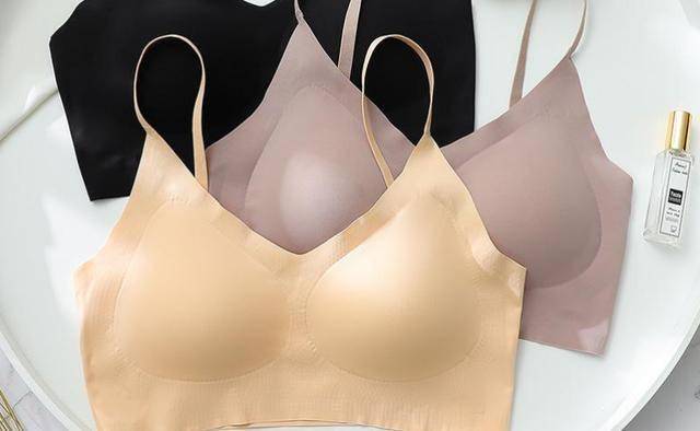 一女子坚持白天不穿"内衣",坚持一年后,发生了什么变化?