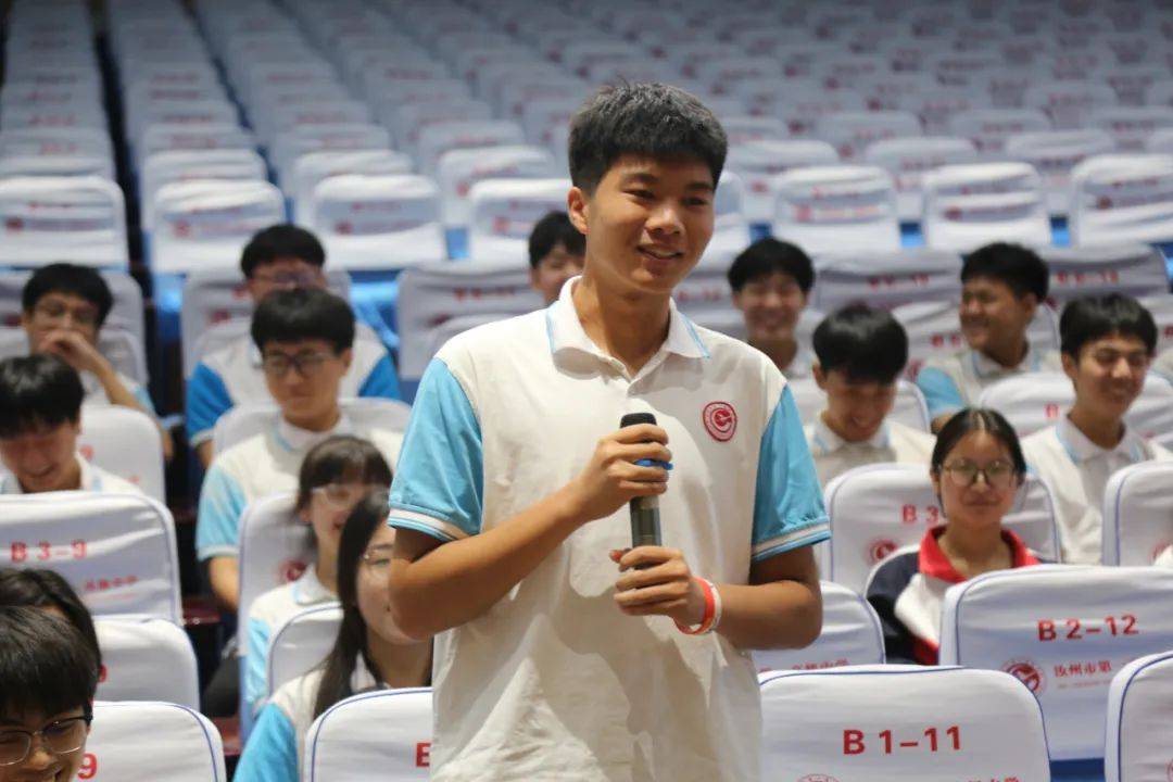 汝州市外国语中学领导到汝州一高慰问汝外籍高三毕业生