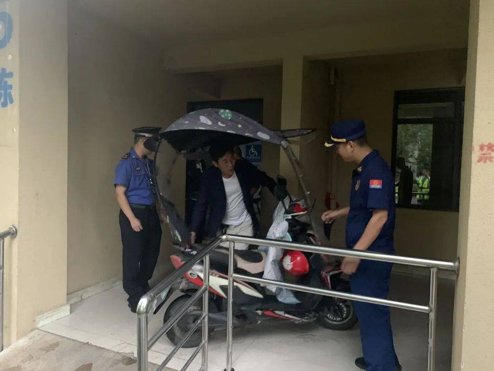 东城街道开展小区消防综合执法行动 打通"生命通道"