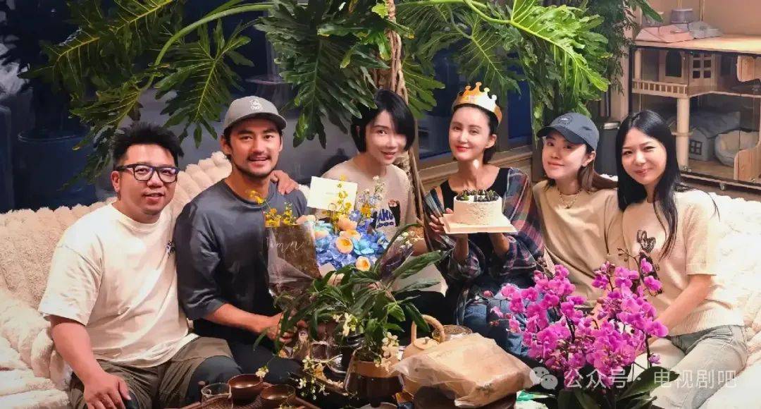 张歆艺晒一家三口同框照 袁弘手捧鲜花为妻子庆生