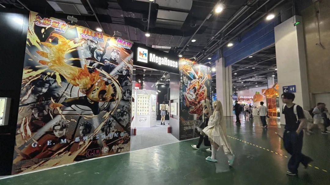 "作为漫展上的常客,杭州翻翻动漫集团在今年的布展上下了一番功夫.