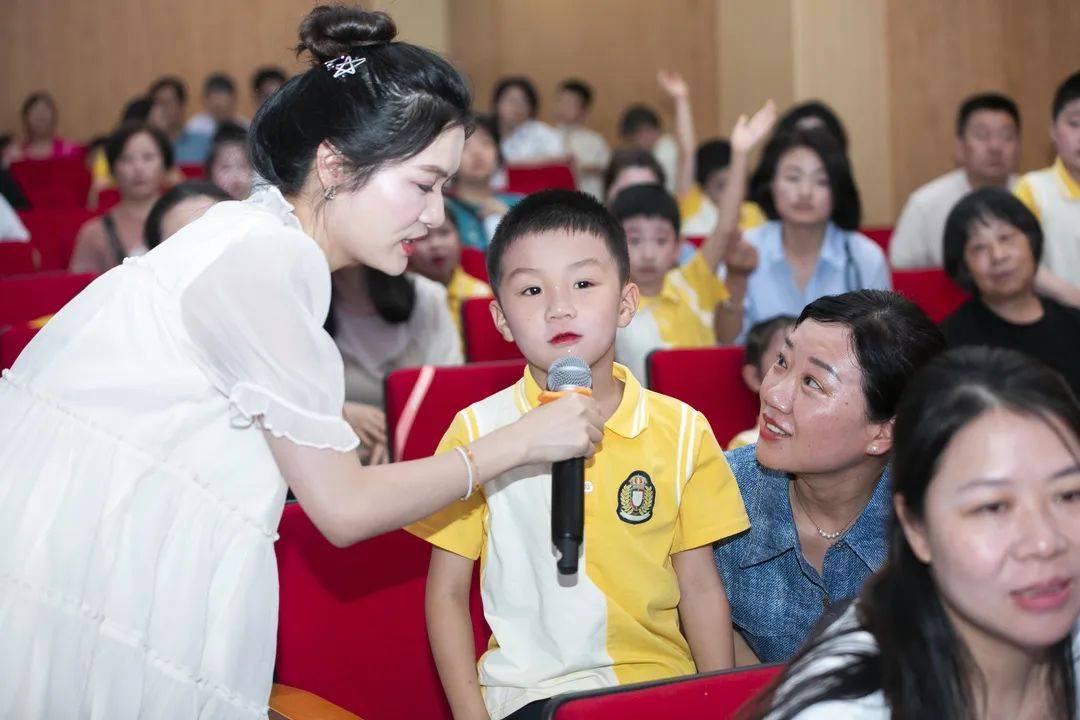 宜昌市粮食幼儿园举行了庆"六一"暨大班毕业典礼活动