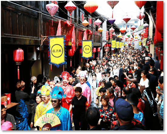 盛夏伊始,行走在古意盎然的尖山老街,黑瓦旧砖,人流熙攘,满满的历史感