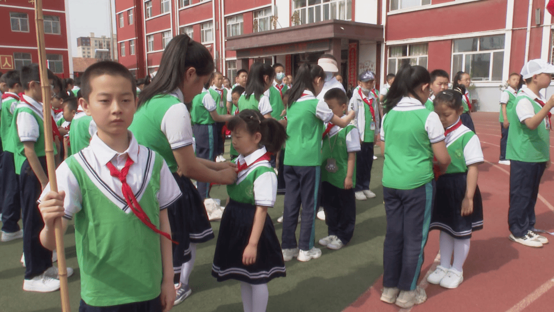 平遥县东关小学5月29日,东关小学隆重举行"红领巾爱祖国"平遥县东关
