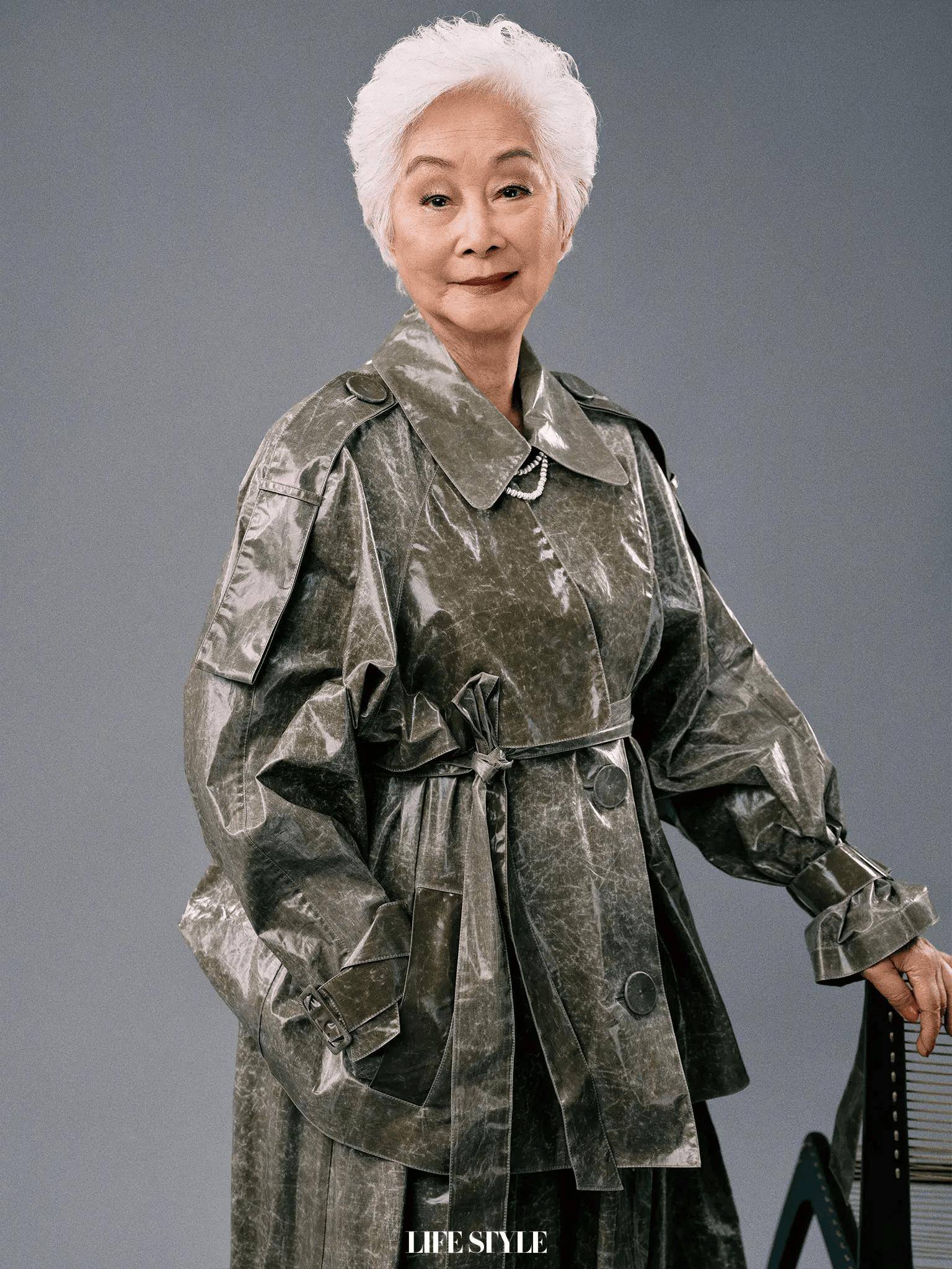 97岁卢燕最新杂志封面,穿蓝色皮草雍容华贵,尽显东方韵味