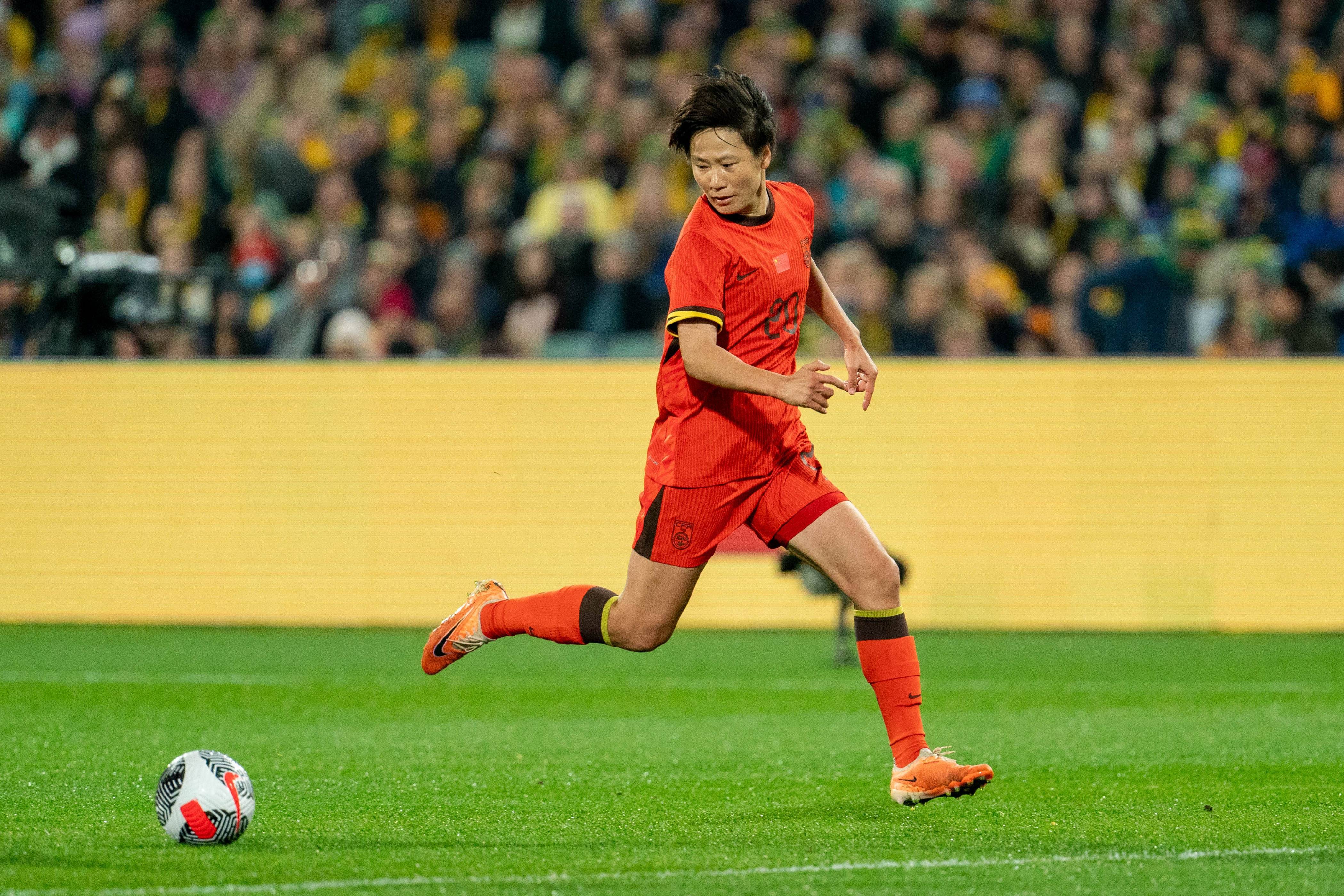 【打几分?98国足新球衣发布!主场红色搭配黑色底纹,客场白色】