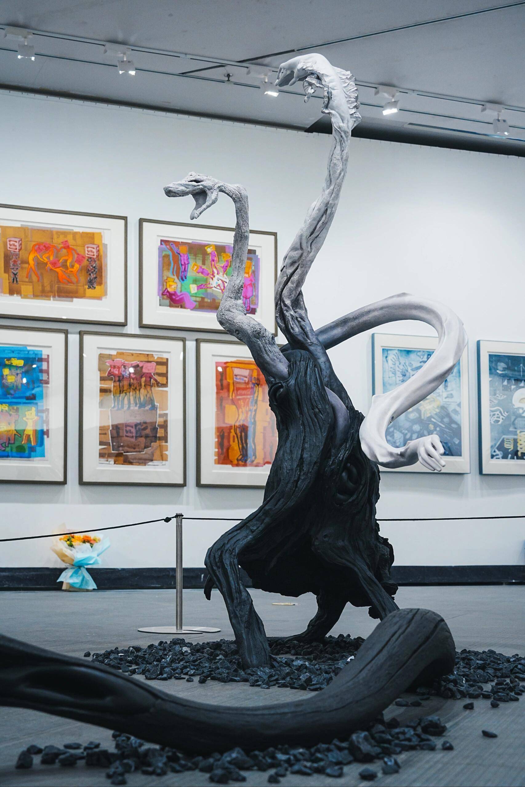 广美毕业展"垃圾艺术"?塑料袋长腿,鸡毛满天飞,网友:长见识