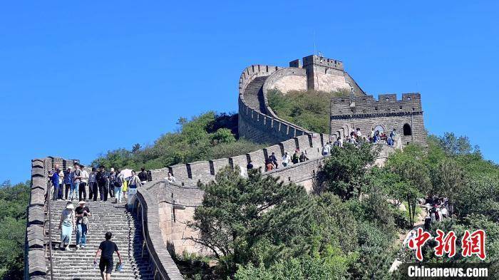 玉树青少年红色研学营一行登八达岭长城 见证中华民族智慧和创造