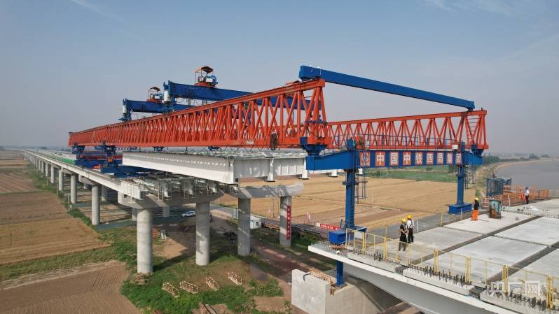 黄河高速3标项目南堤内引桥左幅工字组合梁架设完成