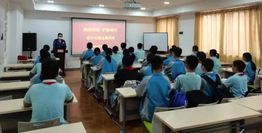 近日,九里堤街道在西南交大附中开展"典亮青春护航成长"民法典宣传