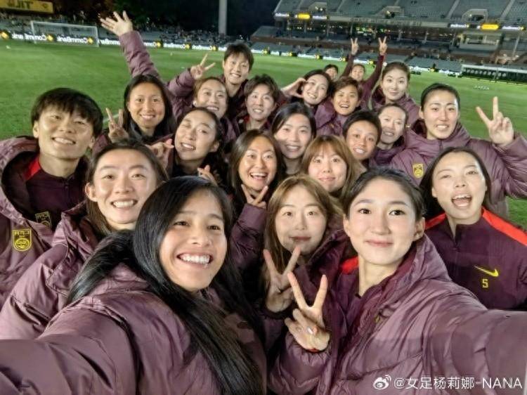 杨莉娜晒合照为中国女足加油：当stuff的一天，姐妹们加油！