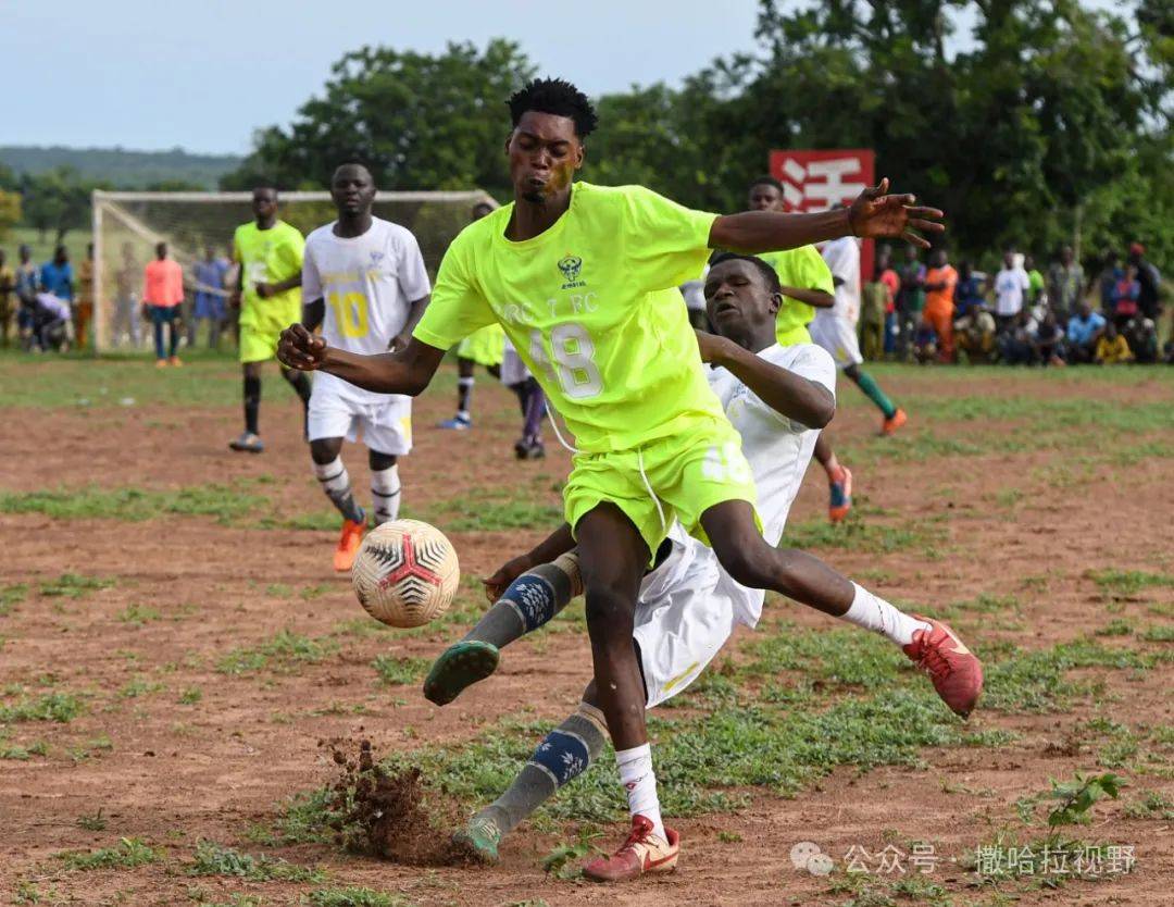 被命名为"友谊足球场"的场地一经启用,就成为美丽城村及附近村民踢