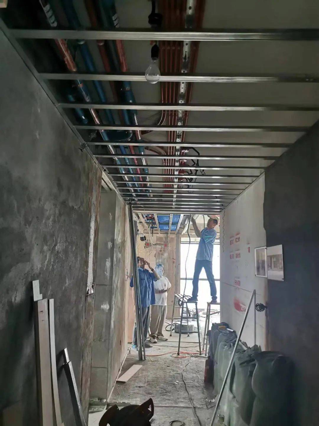 香湖印月汪绍余师傅工地木工基础吊顶施工中轻钢龙骨制作良好厨房
