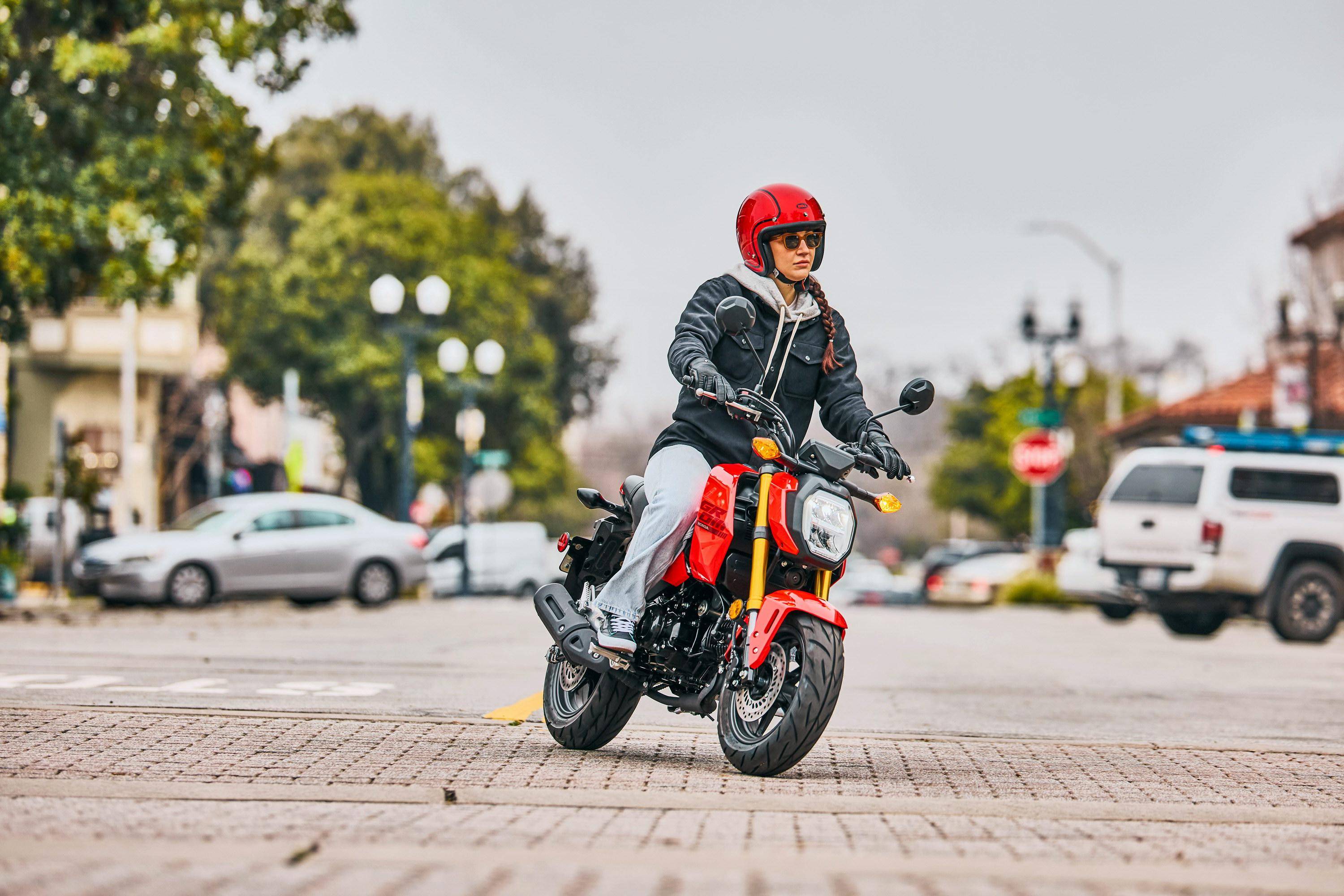 户外特写:honda 2025 grom 迷你车美国版
