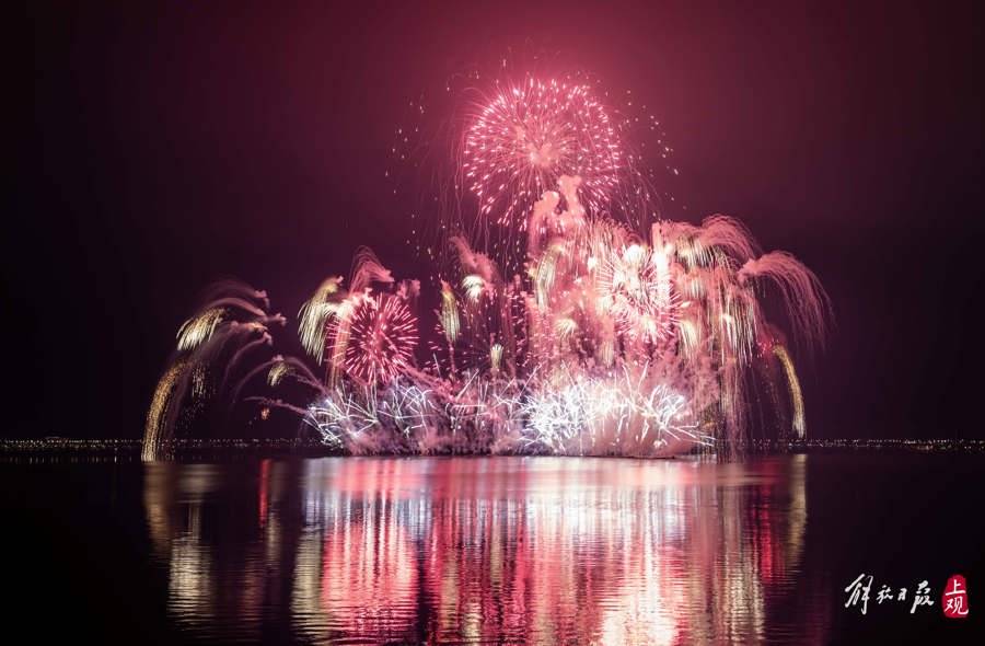 "滴水之恋"2024滴水湖烟花秀绚丽绽放,7.38万人在临港见证