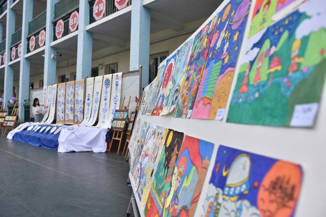凯里市第八小学副校长文兴玉表示:"通过丰富多彩的科技教育和科普活动
