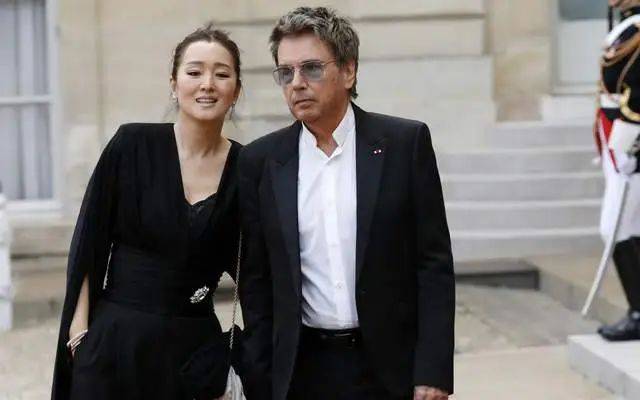 58岁巩俐和76岁丈夫亮相活动 这男人帅而有型 保养得比大s老公还好