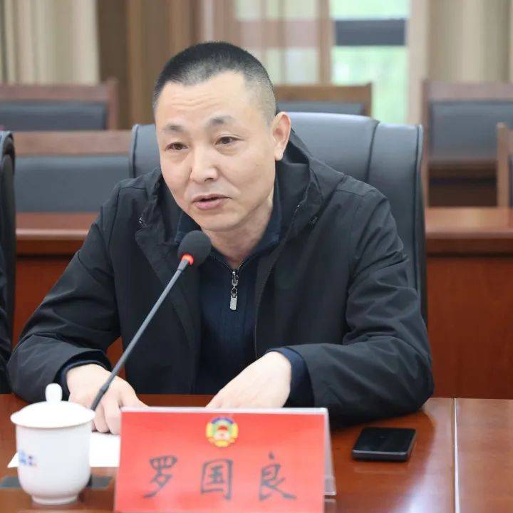 部分桐乡市政协委员分别向县教育局,县民政局和镇江关九年一贯制学校