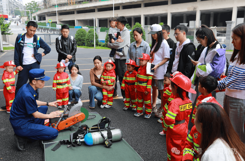 幼儿园学生"零距离"参观消防站