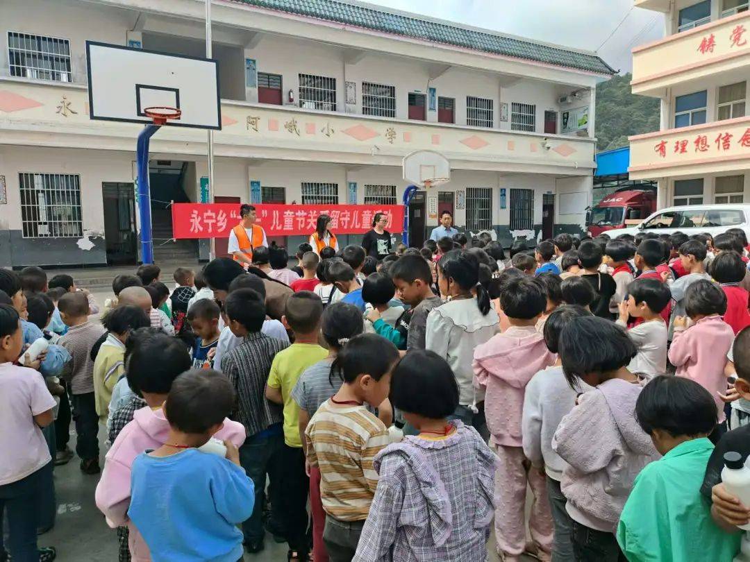 在"六一"儿童节来临之际,永宁乡妇联联合泸丘高速公路项目部,泸西老房