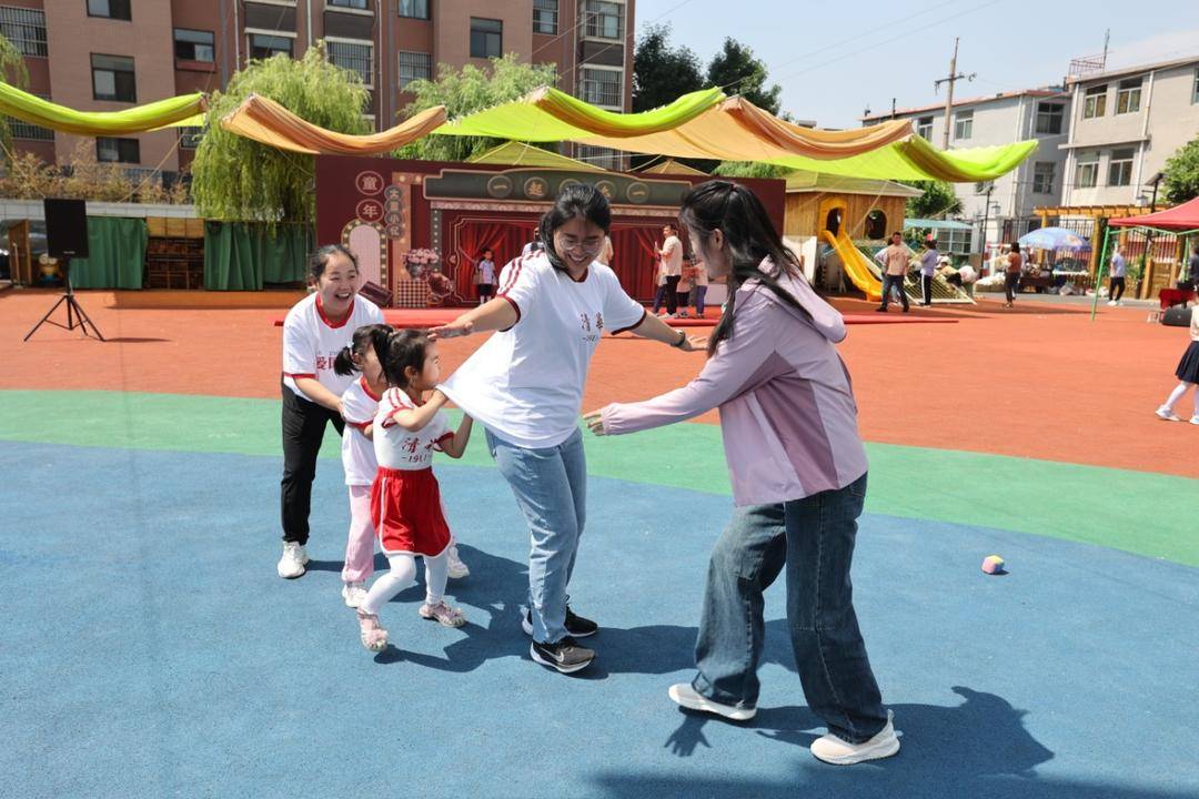 穿梭在简单而又质朴的欢乐中;老式爆米花,六丁目方便面,麦芽糖,长寿糕