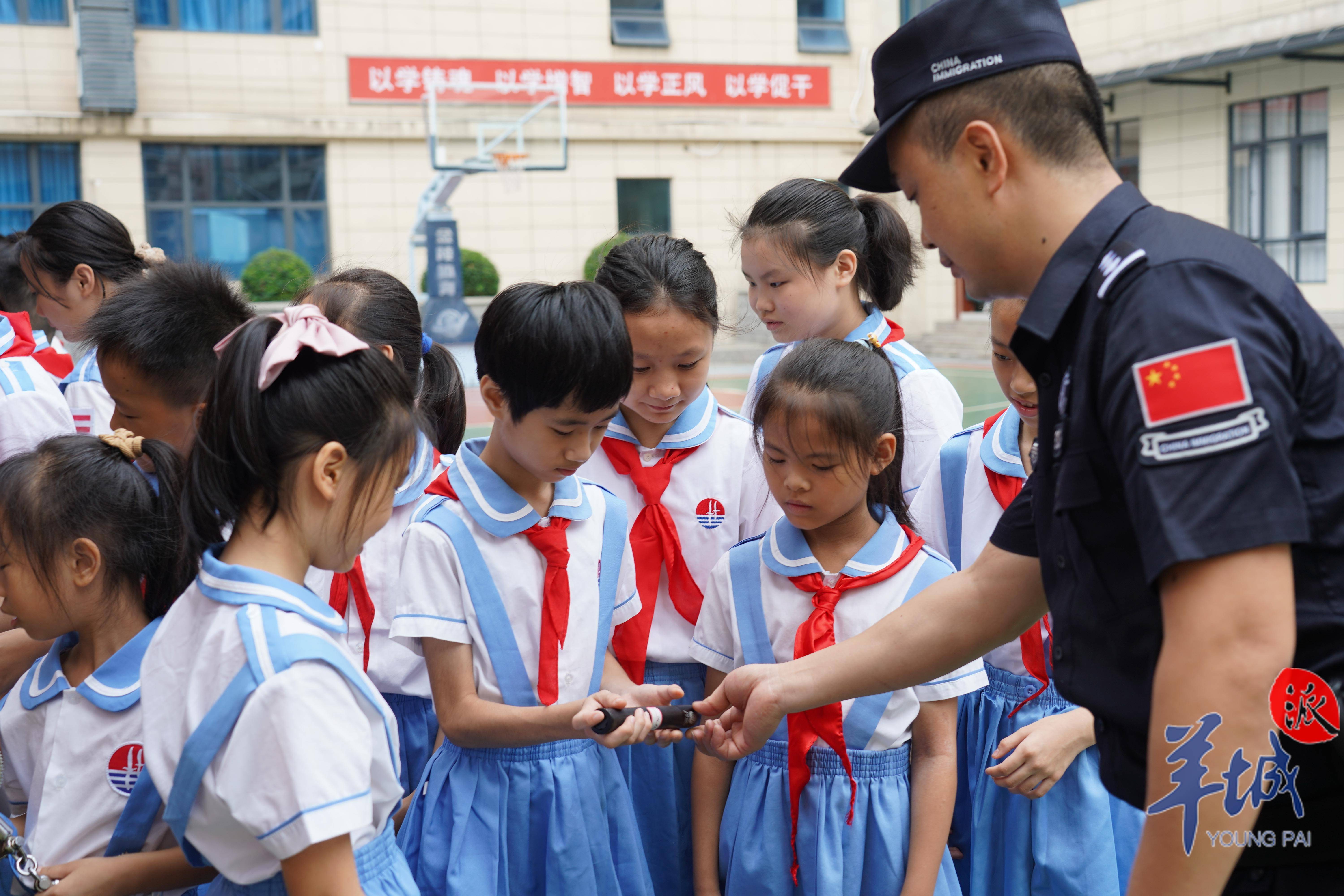 儿童坐牢 手铐图片