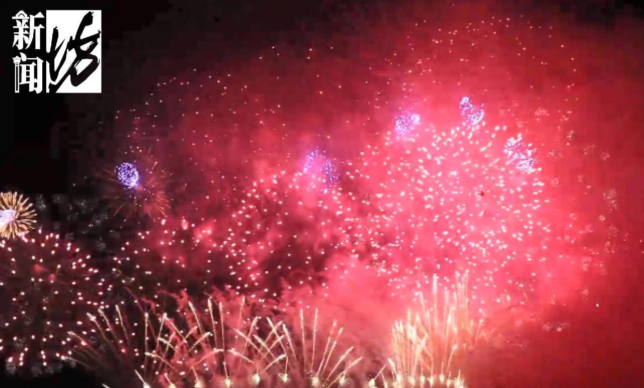 这次的烟花秀首次在湖心设置人字形燃放平台,最大规格礼花弹为6号,最